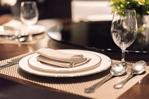 Hören mit Hörgeräten in lauten Situationen Esstisch