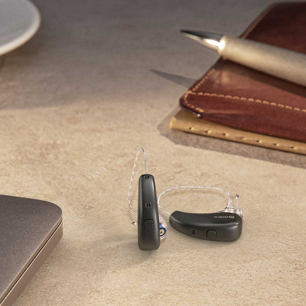 Hörgeräte in Arbeitsatmosphäre