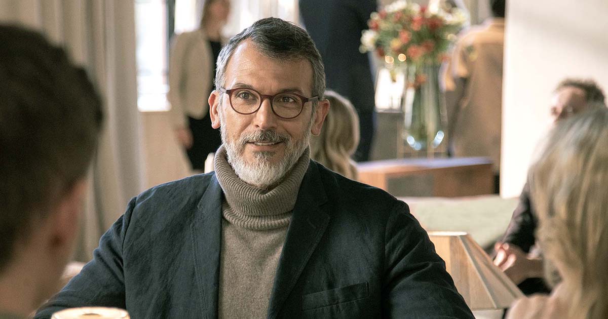 moment-sheer_puresound_cafe_man-with-beard-talking_hero_1200x630_social-share