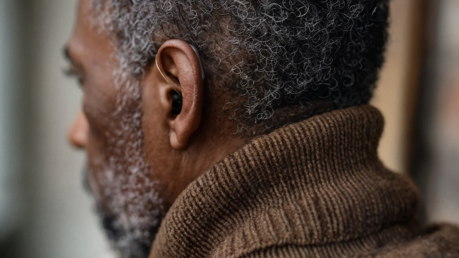 Man wearing Widex SmartRIC sideview
